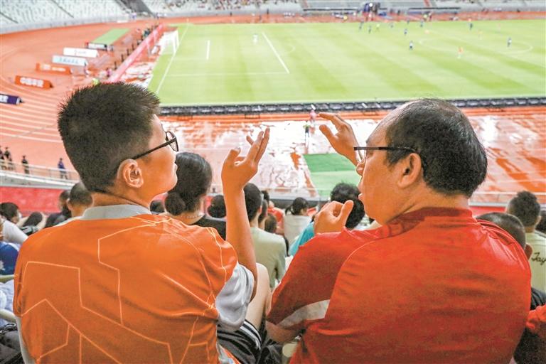 开云APP-关于四面八方的观众为足球比赛现场应声鼓掌的信息